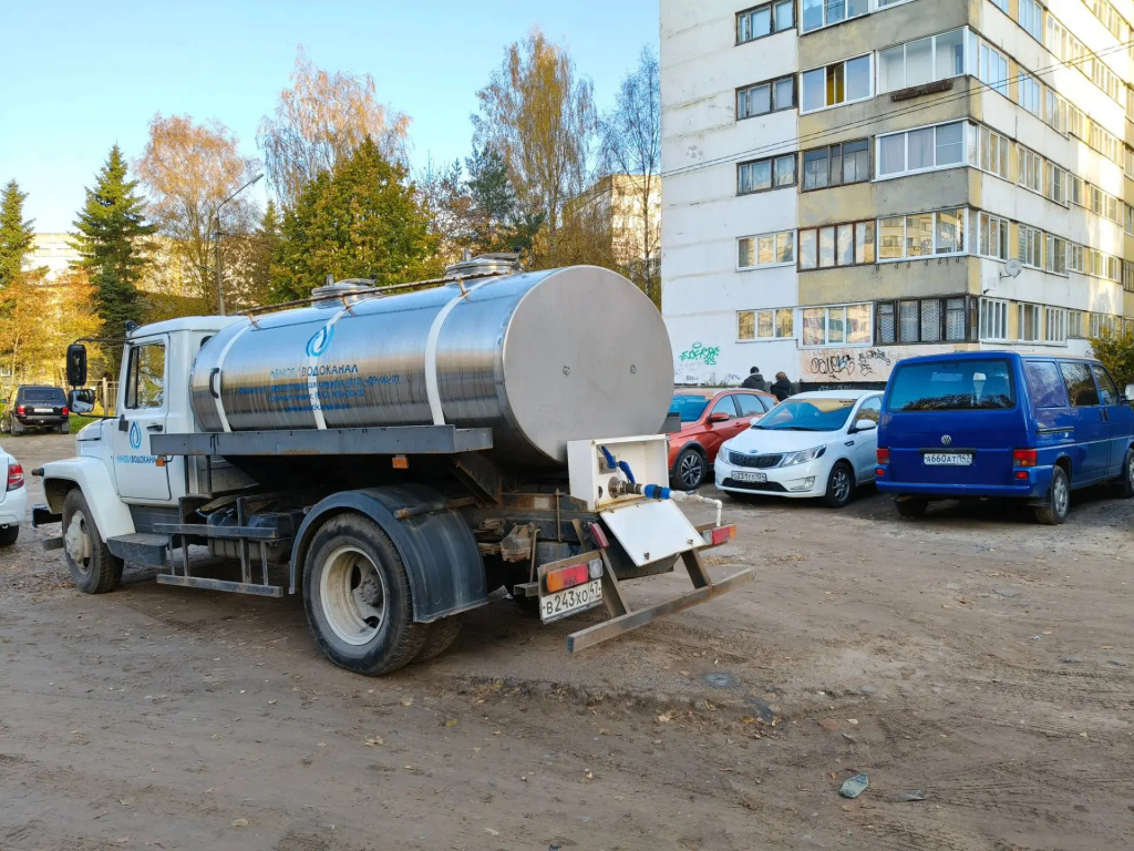 В следствие остановки и запуска система водоснабжения города Кингисеппа на сетях в районе дома 31 по улице Воровского и дома 5 по улице Строителей произошло два прорыва на трубопроводах